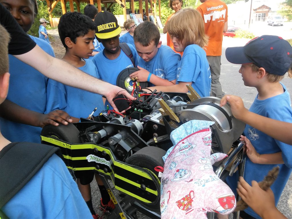 stem-camp-battlebot-machine-showing STEM 2015 en el campamento de New England Base Camp